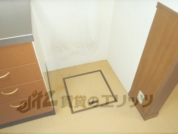 Other room space. Refrigerator yard