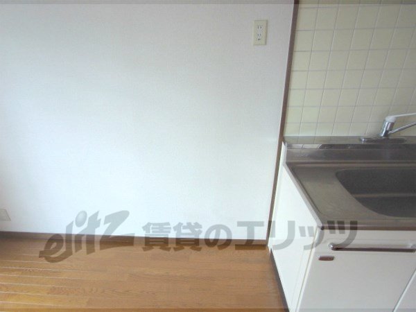 Other room space. Refrigerator yard