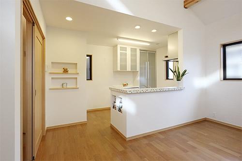 Kitchen.  [Example of construction] Simple kitchen is finished with attention tile counter. A niche next to that can be stored a cookbook. 