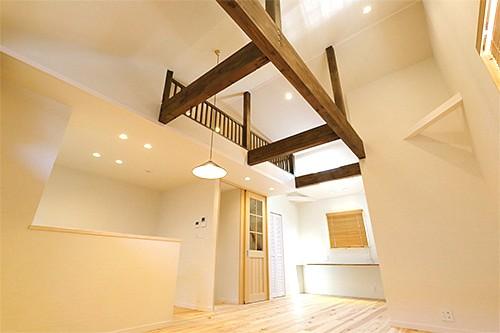 Living.  [Example of construction] Living will use the space, It issued a sense of openness. 