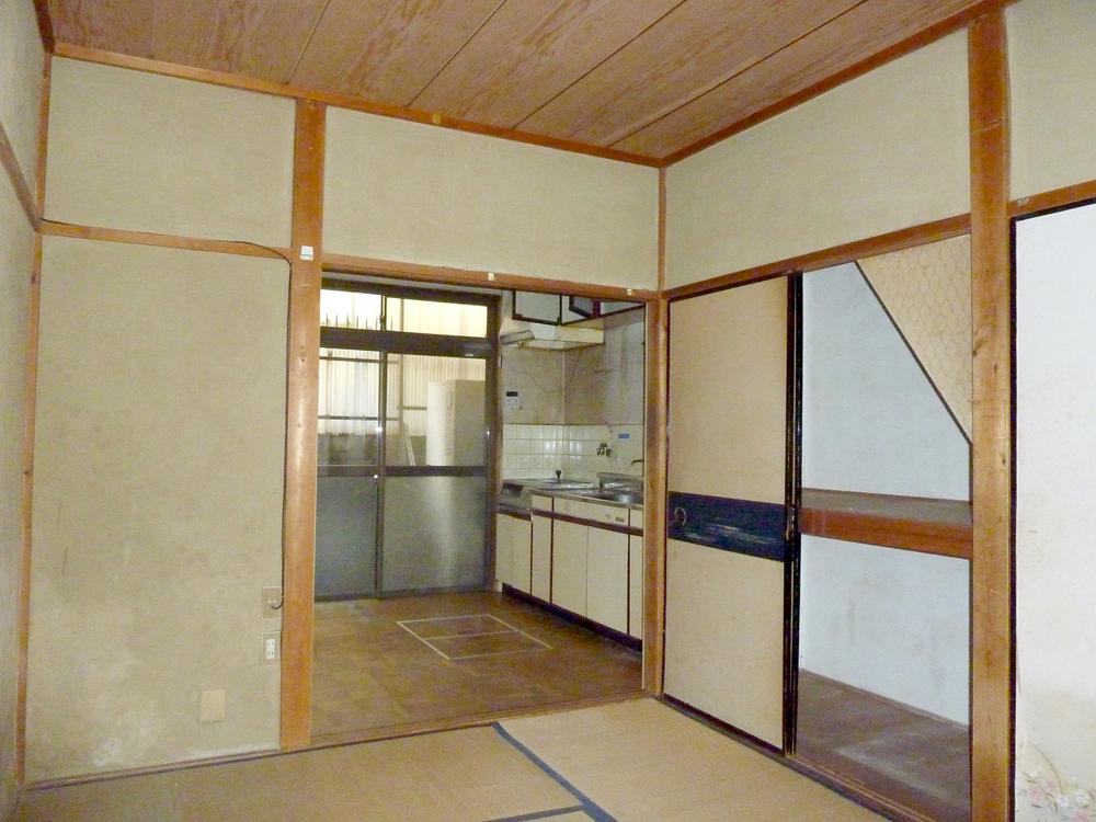 Kitchen. The rooms are all rooms Japanese-style room. Kitchen next door You can use it as a living.