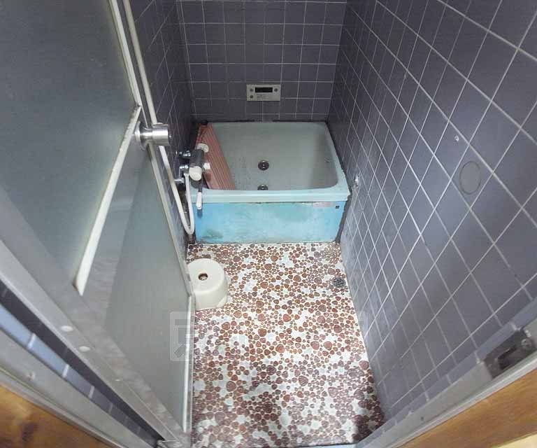 Bath. Also a shower ・