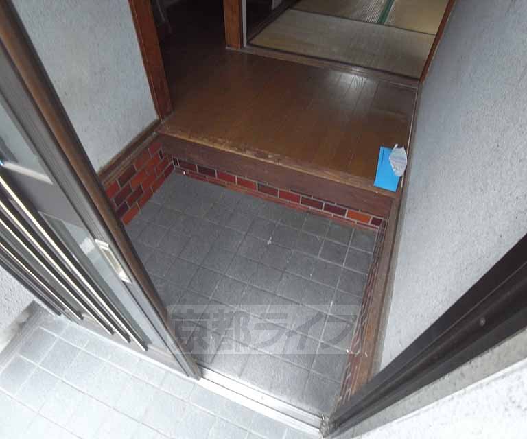 Entrance. Entrance are spacious!