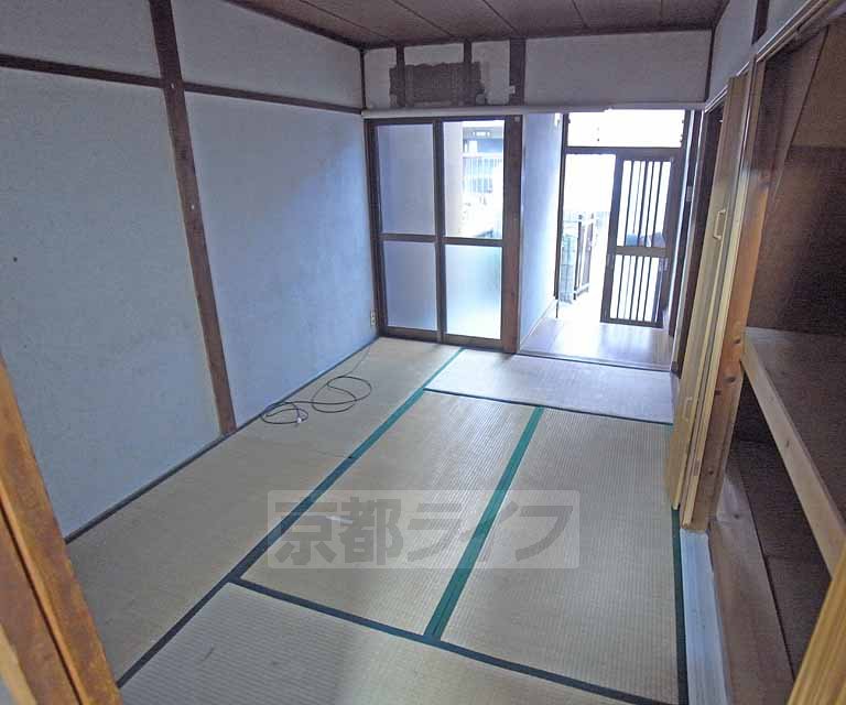 Living and room. There is also a TV line!