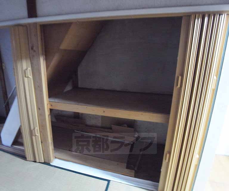 Receipt. Staircase under storage of large capacity.