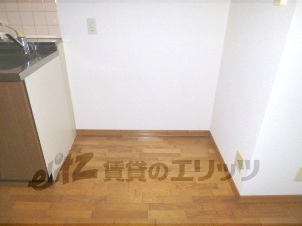 Other room space. Refrigerator yard