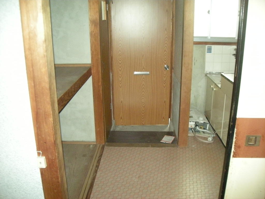 Entrance. Entrance from the room