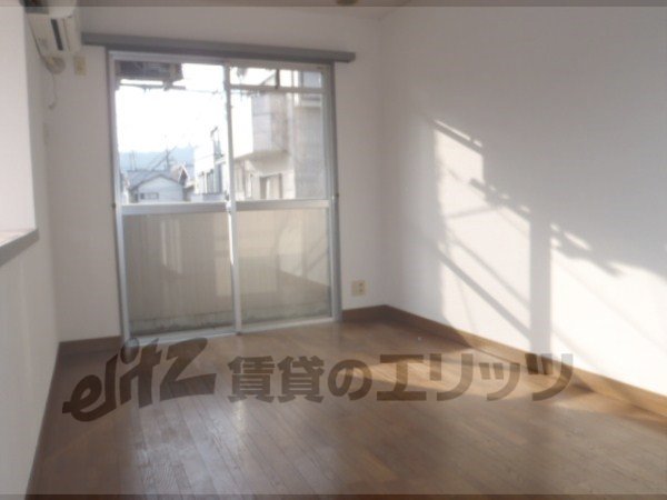 Living and room. Facing west