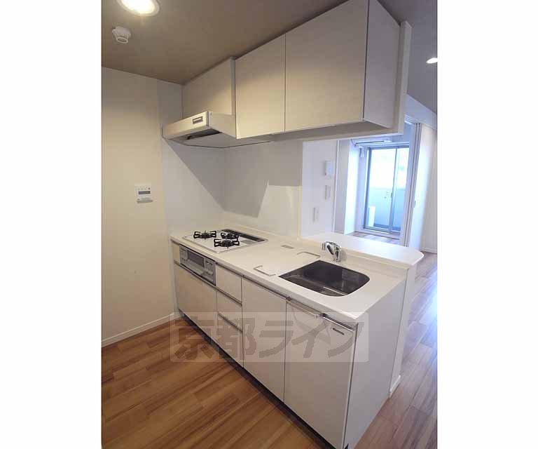 Kitchen. Spacious counter kitchen ・