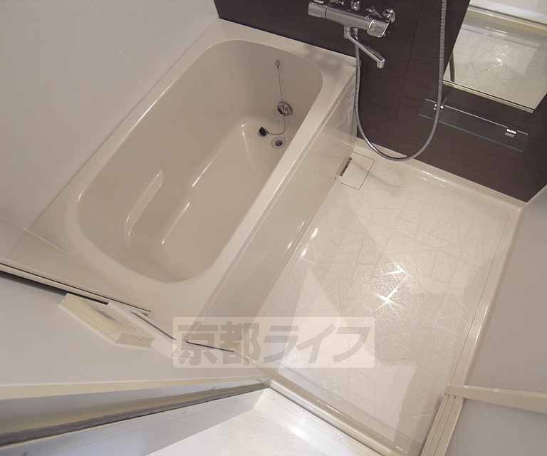 Bath. Stylish accent panel ・