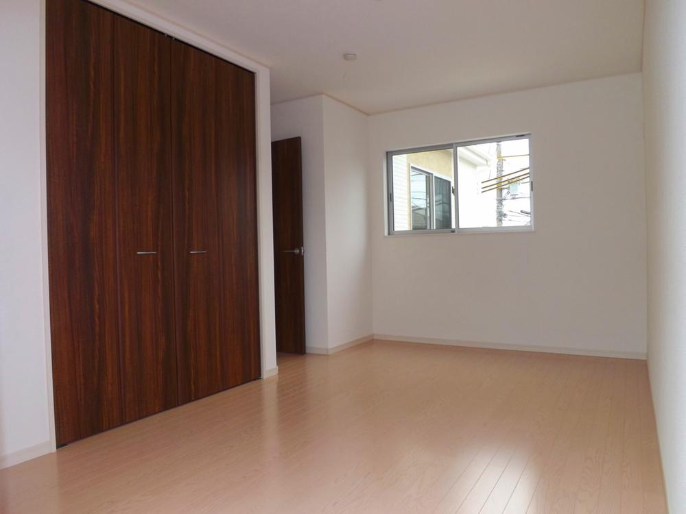 Same specifications photos (Other introspection). Yes each room storage!