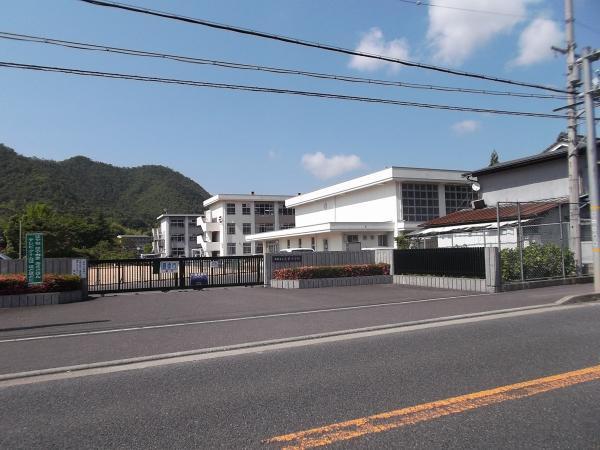 Primary school. 200m up to elementary school