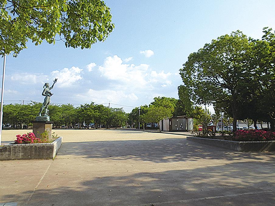 park. Citizen petting 1110m to Square