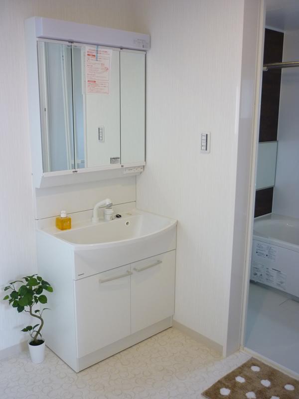 Wash basin, toilet. Model house basin Full storage is on the back of the mirror! 