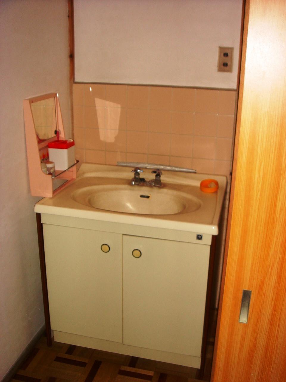 Wash basin, toilet. Indoor (12 May 2013) Shooting