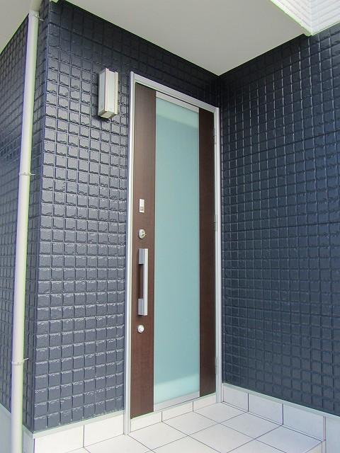 Building plan example (exterior photos). Entrance construction cases