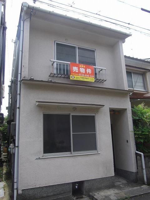 Local appearance photo. Row end dwelling unit