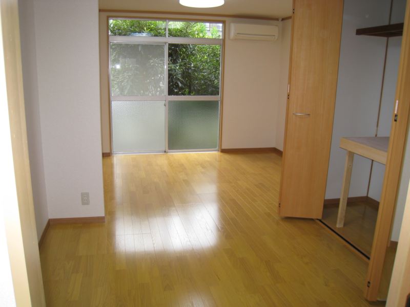 Living and room. For the south-facing living room, Day is good ☆