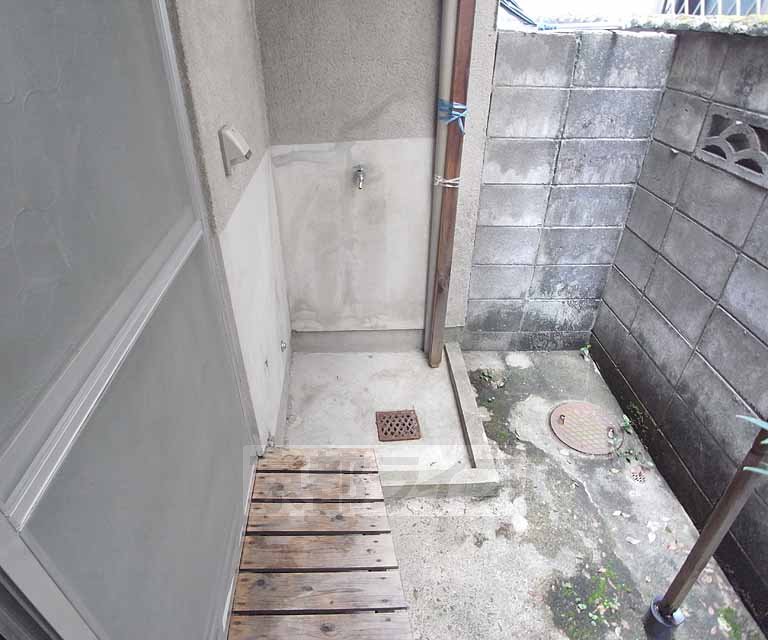 Other room space. Washing machine is the outdoor