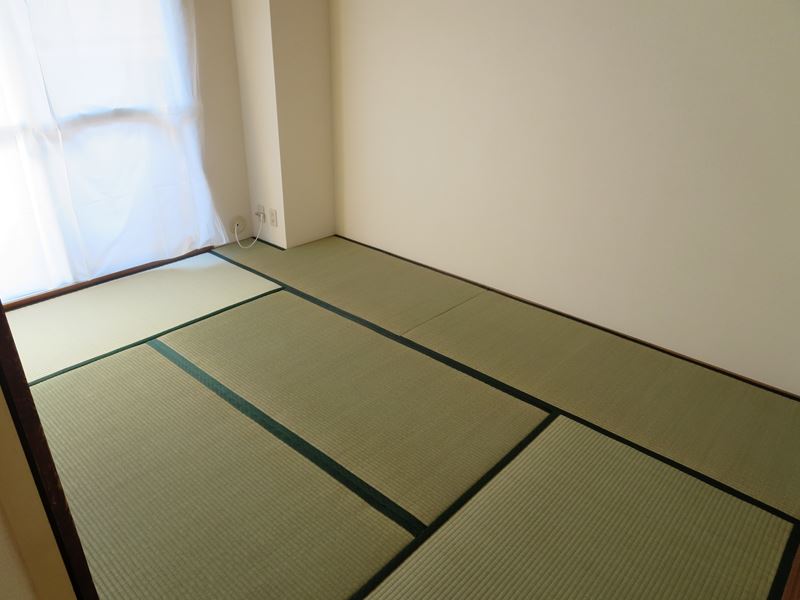 Living and room. Facing south in the bright Japanese-style room