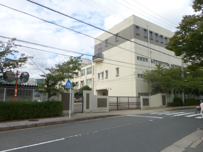 Junior high school. Nagaokakyo stand Nagaoka junior high school (junior high school) up to 1520m