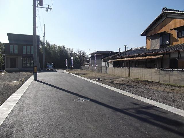 Local photos, including front road. Local is a photo.