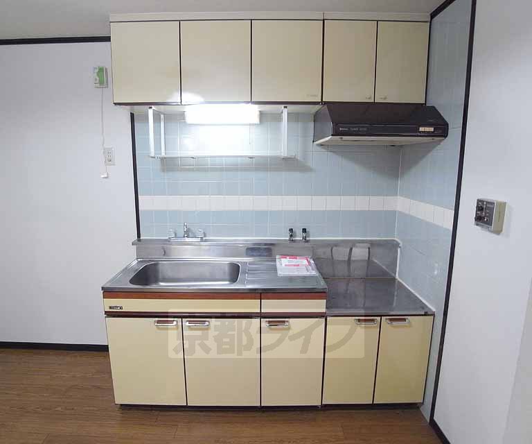 Kitchen. Two-burner stove can be installed