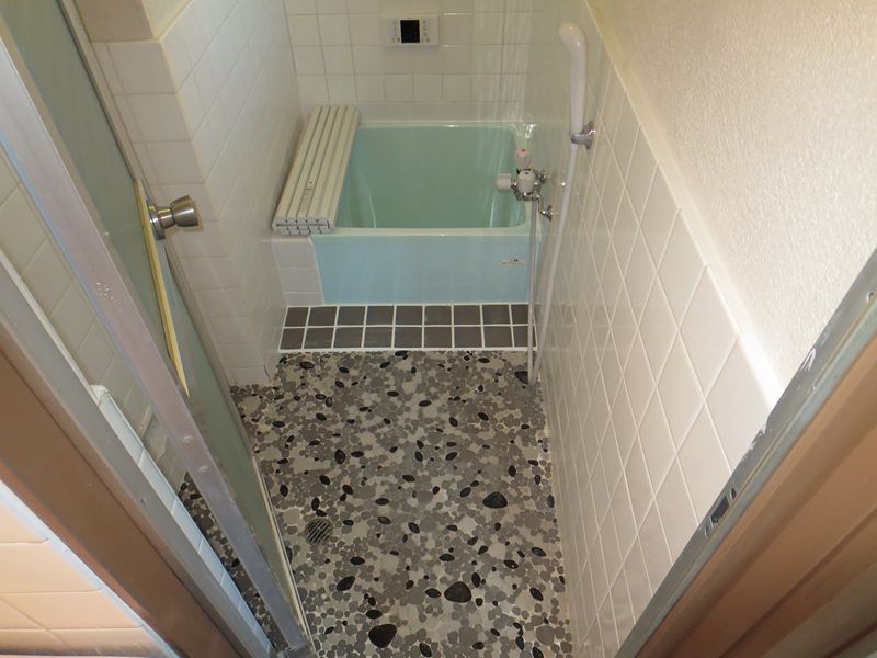 Bath. Bath with tiled window!