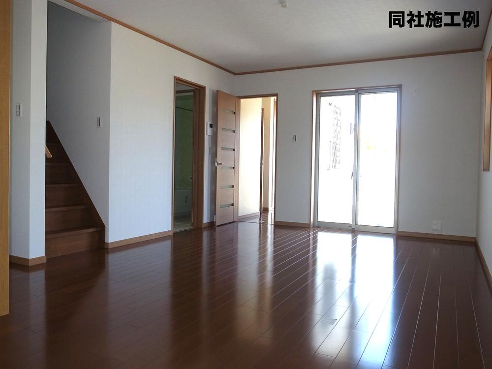 Same specifications photos (living)