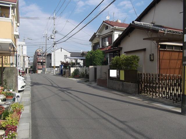 Local photos, including front road. Before road about 6m!