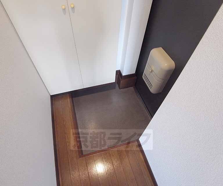 Entrance. With a shoe box!
