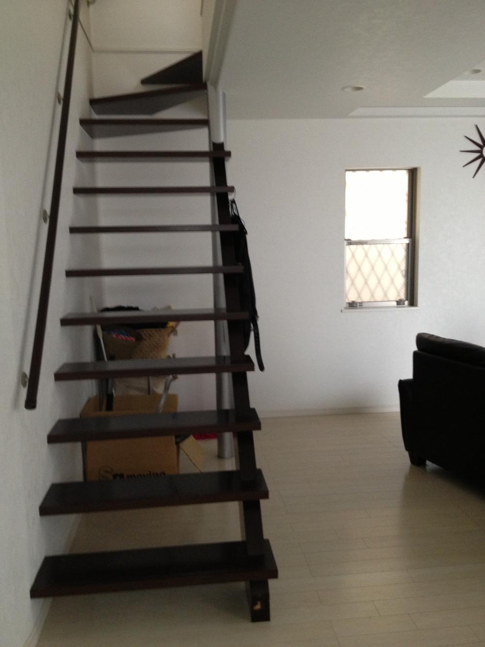 Living. Good strip stairs design! 