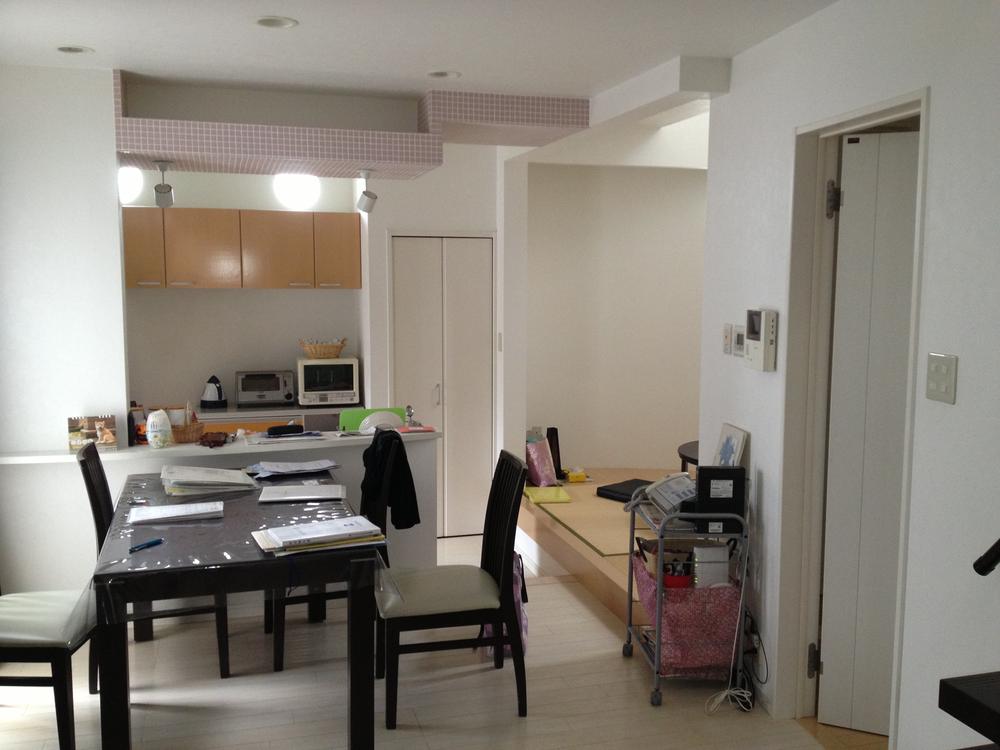 Living. Built-in shelves also is fashionable! 