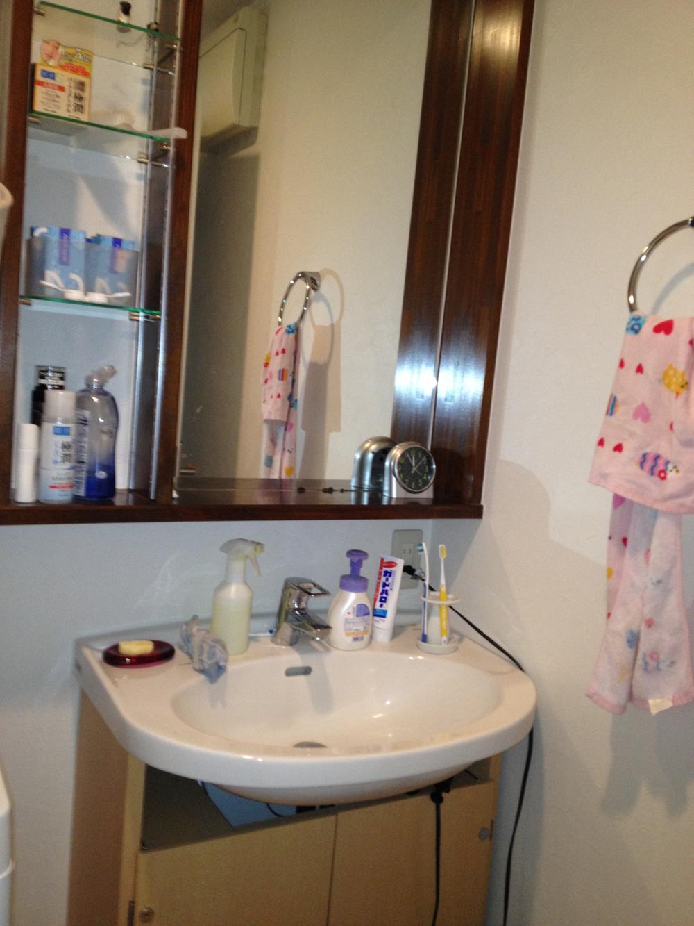 Wash basin, toilet. Washbasin Built! 