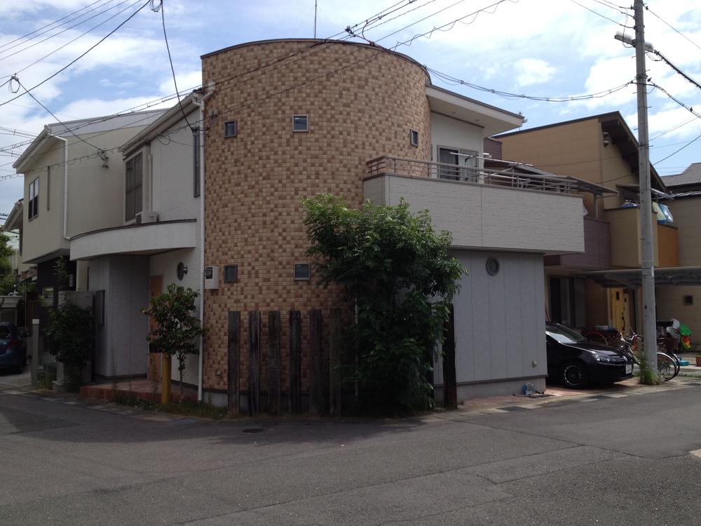 Local appearance photo. Appearance fashionable designer House! 