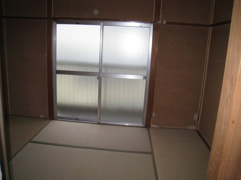 Other room space. There west windows in 6 Pledge Japanese-style room
