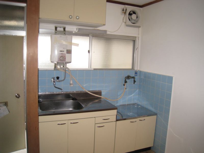 Kitchen. It is a bright kitchen with a window ☆