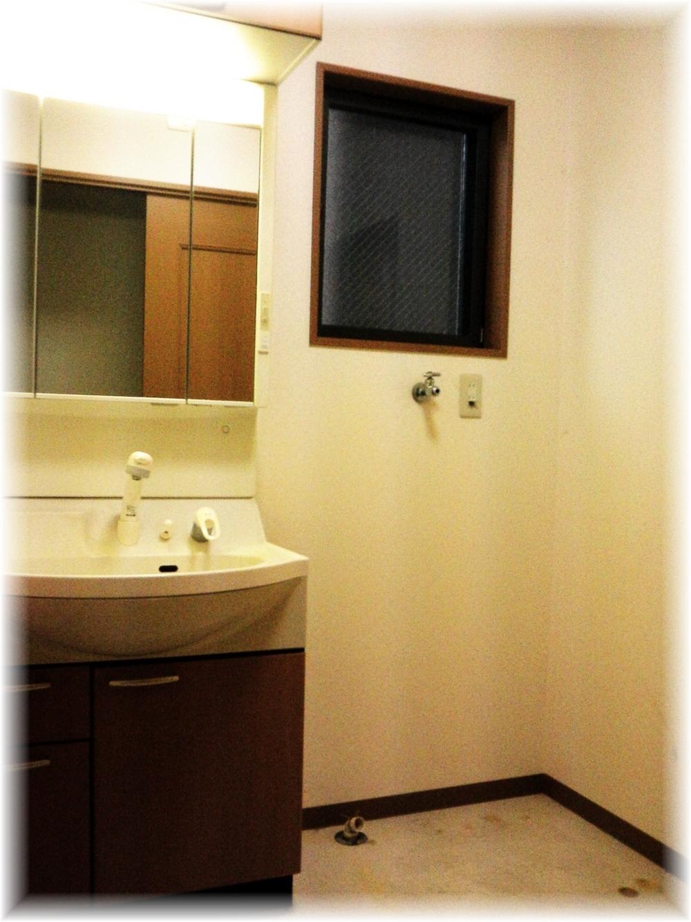 Wash basin, toilet. Indoor (12 May 2013) Shooting