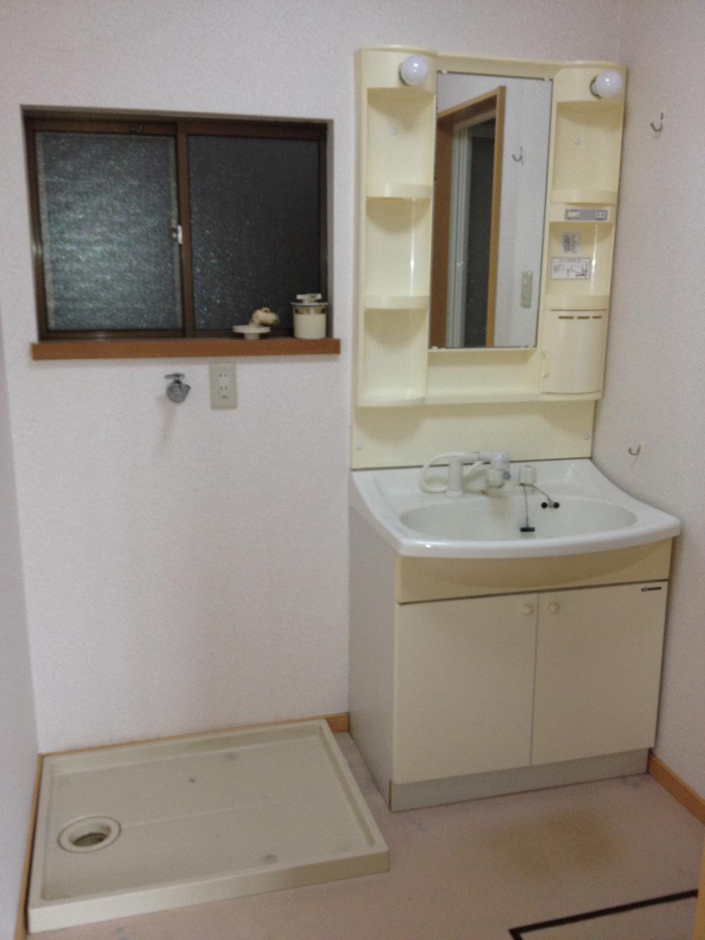 Wash basin, toilet. Wash