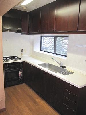 Kitchen. Atrium bright entrance easy-to-use L-shaped kitchen