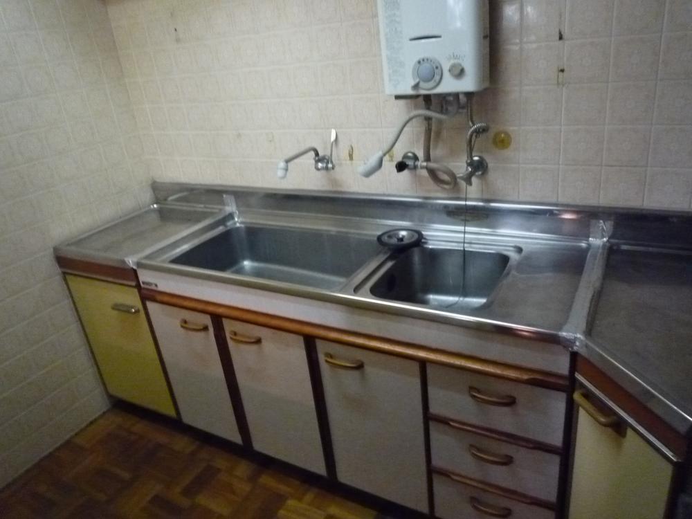 Kitchen. Indoor (11 May 2013) Shooting