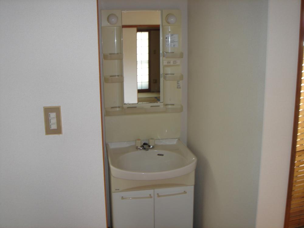 Wash basin, toilet. Toiletries (2013 November shooting)