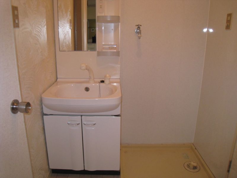 Washroom. Yes Shampoo dresser