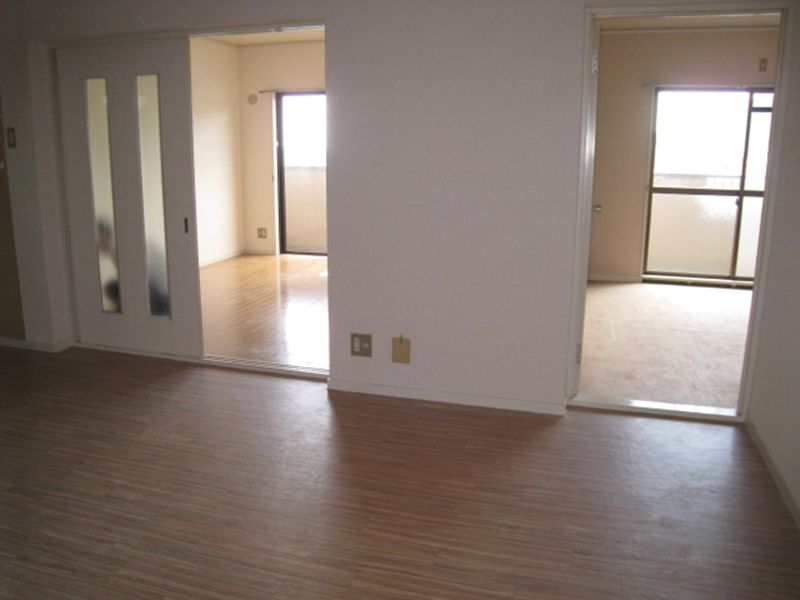 Living and room. There Pledge DK8