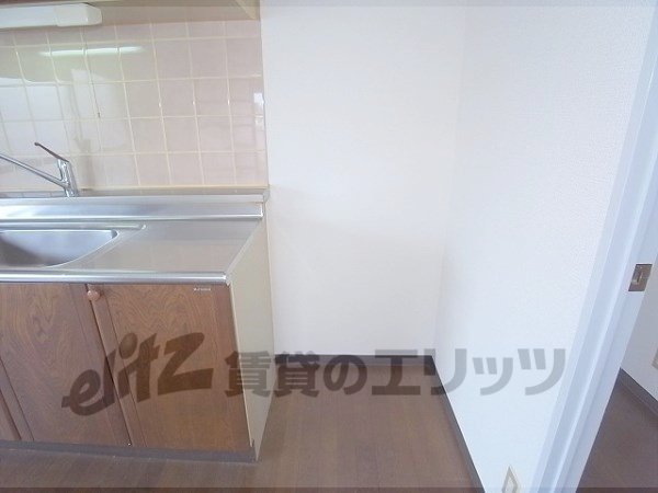 Other room space. Refrigerator yard