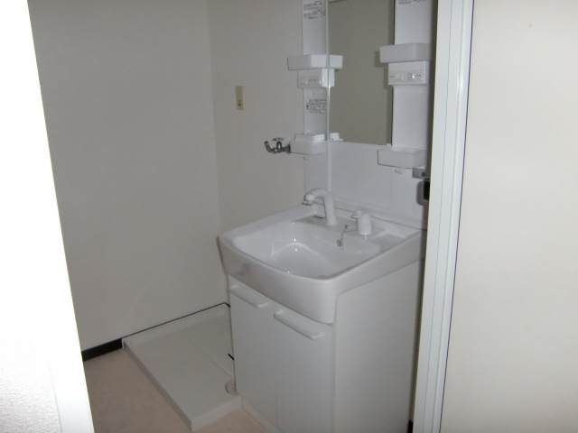 Washroom. Independent wash basin ・ There is storage room washing machine ☆