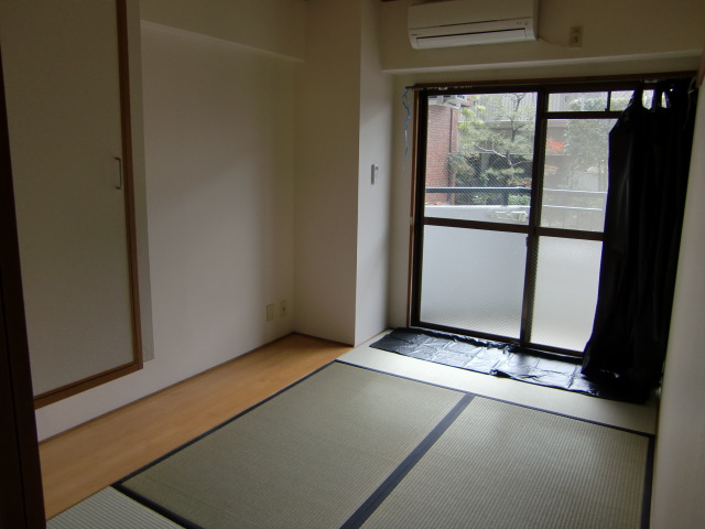 Other room space. South-facing Japanese-style room ☆