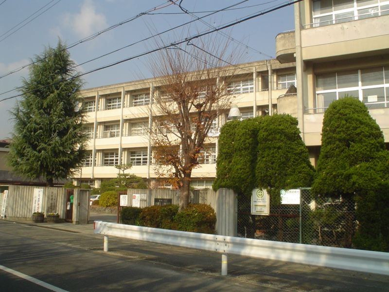 Junior high school. Nagaokakyo stand Nagaoka third junior high school (junior high school) up to 734m