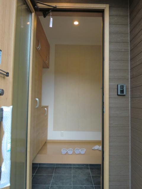 Entrance. deodorize ・ Humidity Ecocarat ・ Enforcement example