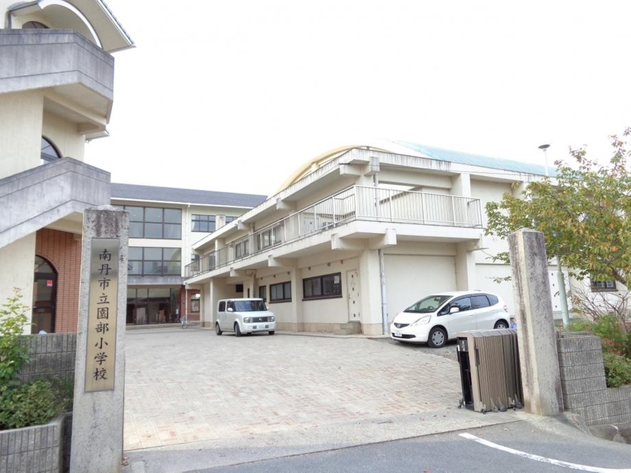 Primary school. Nantan City Sonobe to elementary school 989m